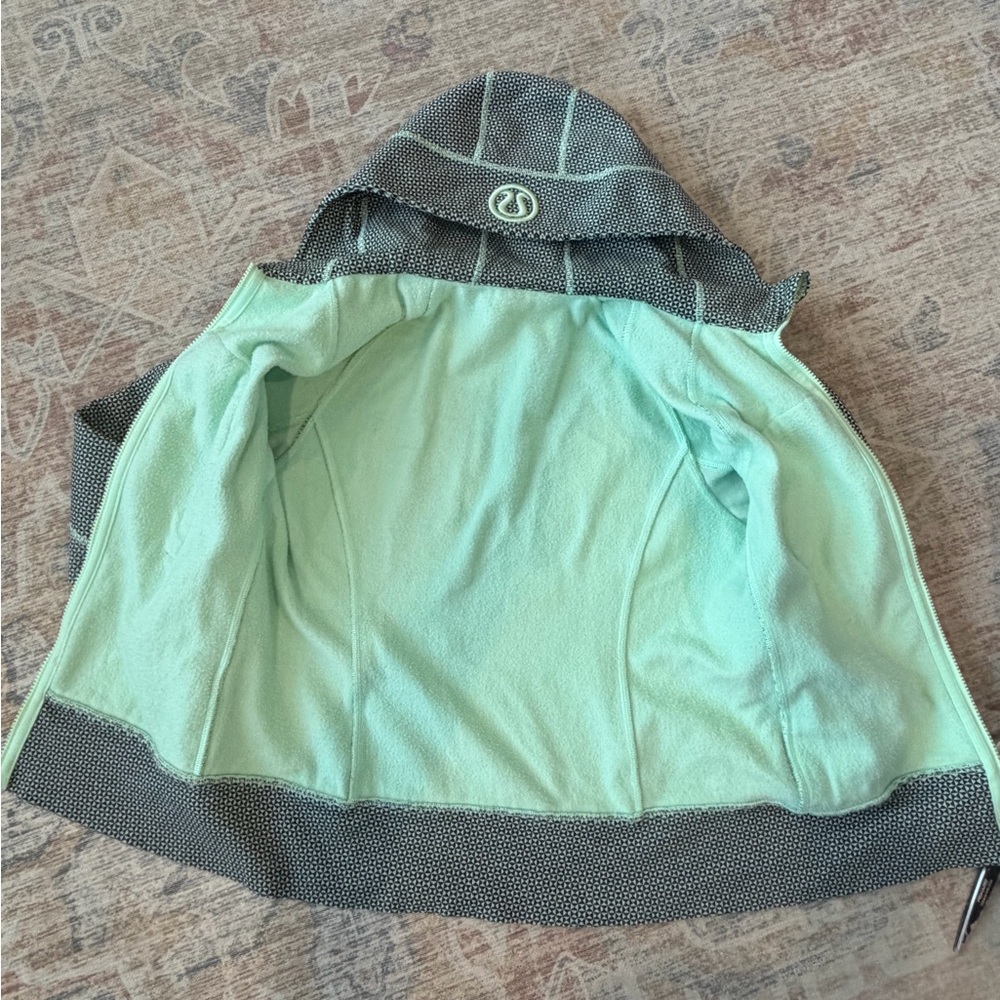LULULEMON  athletica women’s  Hooded Zip Jacket in Black with Light Green Trim - Picture 4 of 6